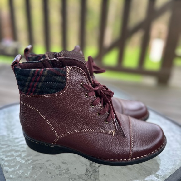 Clarks Cushion Soft‎ Retro Boots Maroon Plaid Accent  Zipper 8W - Picture 1 of 9